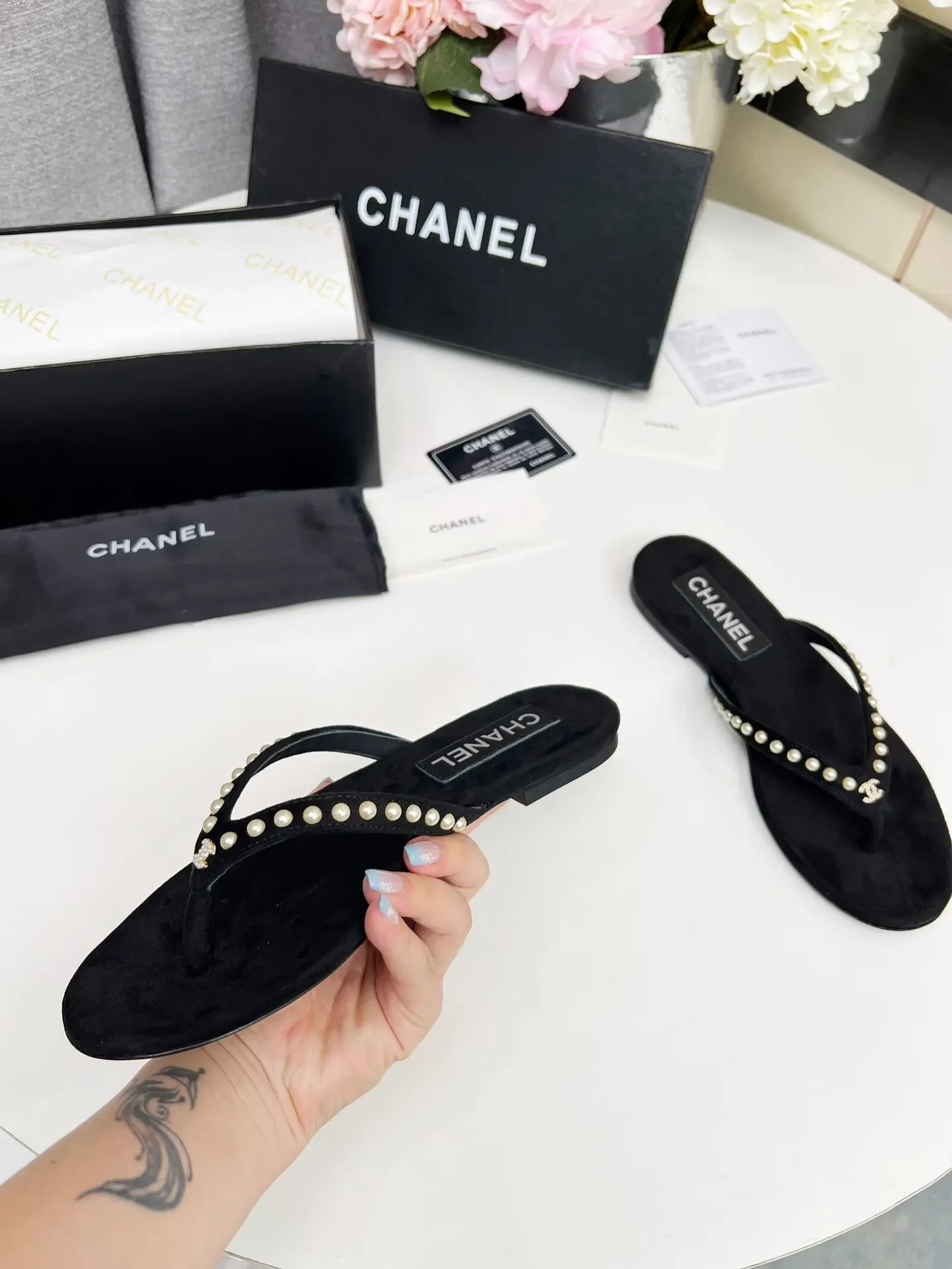💕💕Factory direct selling price p440💕💕 Chanel new spring and summer genuine leather outsole flip-flops✅ I was really moved by this shoe when I first saw it💓 I liked it at first sight [surprised], 😊 and it has Chanel’s classic element diamond logo💎 Fabric: double-sided velvet Lining: cow lining Color: black Size: 35-41 (41 can be customized and non-returnable) Outsole: Made of genuine leather outsole Packaging: with card and cloth bag